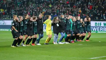 Großer Moment: Werders Mannschaft wurde nach dem Spiel von den Zuschauern gefeiert.