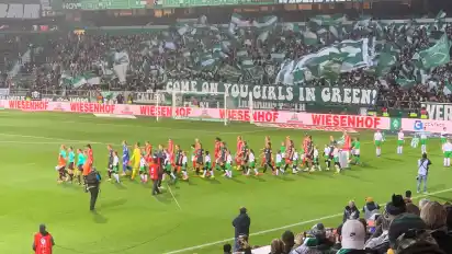 Ein Gänsehaut-Moment: Der Einmarsch beim ersten Spiel der Frauen-Bundesliga im Bremer Weserstadion.