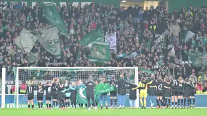 Grün-weißer Feiertag: Werders Spielerinnen nach der Partie gegen Freiburg vor der Fankurve.
