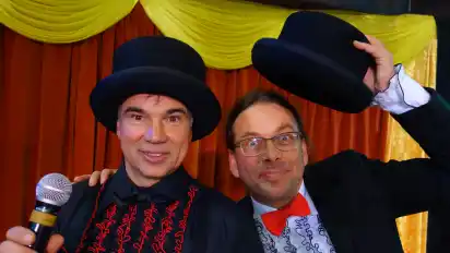 Thomas-Helge Janoske (links) und Ilja Landsberg vom Zirkus Hoppla haben die Schülerinnen und Schüler eine Woche lang begleitet.