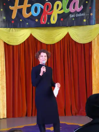 Sandra Fecht, Leiter der Grundschule an der Freiligrathstraße, freut sich über den gelungenen Auftritt.