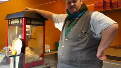 Popcorn darf bei einer Zirkus-Vorstellung natürlich nicht fehlen, der Mann für den Job war Thomas Krause vom Zirkusteam.