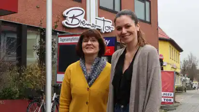 Sabine Gefken (von links) und Carolin Hermink sprechen über die Zukunft des Bremer Tors in Brinkum.