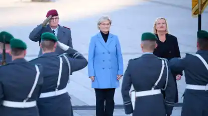Eberhard Zorn (l-r), Generalinspekteur der Bundeswehr, Verteidigungsministerin Christine Lambrecht und Wehrbeauftragte Eva Högl.