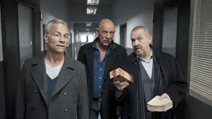 Die Kölner "Tatort"-Kommissare Max Ballauf (Klaus J. Behrendt, links) und Freddy Schenk (Dietmar Bär, rechts) mit Rechtsmediziner Dr. Joseph Roth (Joe Bausch) in der Folge "Freddy tanzt", die die ARD am 4. Dezember wiederholte.