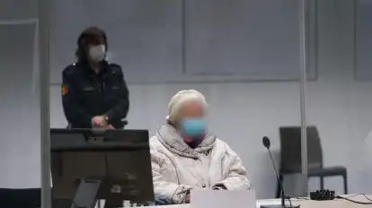 Die Angeklagte sitzt im Gerichtssaal.