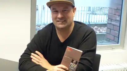 Christian Pfeiff Vegesack Kulturbüro Programmvorstellung Malte Prieser Endlich wieder Leben in den Häusern des Kulturbüros: Der programmverantwortliche Geschäftsführer Malte Prieser mit dem ersen "post-pandemischen" Programmflyer. cp/ Foto: Pfeiff