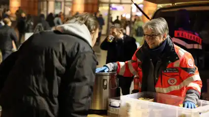 Karin Stelljes gehört zum Team des Kältebusses der Johanniter, der zwei Mal in der Woche vorm Bremer Hauptbahnhof für Bedürftige ein "Ort der Wärme" ist, die dort kostenlos heißen Tee, Kaffee, warme Suppe, Kleidung und Schlafsäcke erhalten.