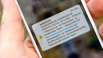 Erstmals war am Donnerstag, 8. Dezember, bundesweit die Probewarnung per Cell Broadcast auf Smartphones getestet worden (Symbolbild).