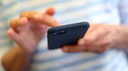 Situativer Langeweile, etwa beim Warten in der Supermarktschlange vor der Kasse, begegnen wir mit Ablenkungsstrategien wie den Blick aufs Handy.