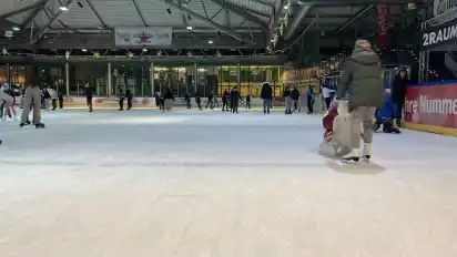 In der Eissporthalle Paradice können Besucher derzeit unter Adventssternen und Girlanden Schlittschuhlaufen.