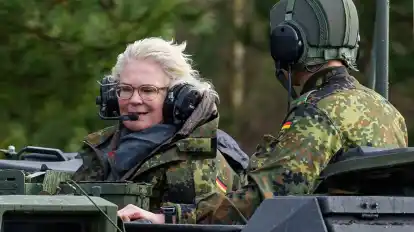Verteidigungsministerin Christine Lambrecht beim Truppenbesuch.