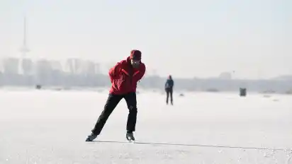 Eisvereinsmitglied Karsten Hübener zieht seine Bahnen.