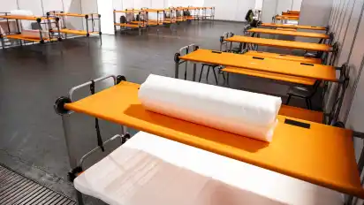 80 bis 90 Personen werden pro Bereich in der Messehalle 4 untergebracht.