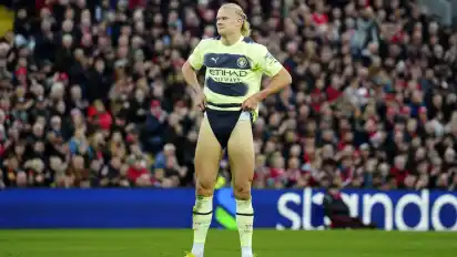 Nun, einige lassen schon mal ihre Hosen runter, andere ziehen sie eben hoch: Erling Haaland, der Fußballer, der einer schwedischen Ferienregion schadet, aber nichts dafür kann.
