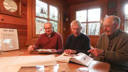 Wolfgang Böning, Kapitän Hans-Nikolaus Schümann und Georg Westermeyer (von links) beschäftigen sich mit der Geschichte des Walfangs und möchten die Bevölkerung über das Thema weiter aufklären.