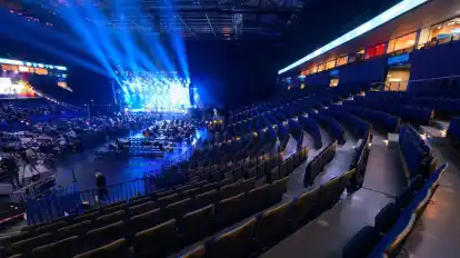 Zahlreiche Sitzplätze auf den Rängen der Arena in Hamburg sind während eines Konzerts leer.