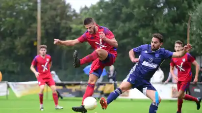 Thomas Mutlu (rechts) spielte in der vergangenen Saison für den SV Tur Abdin, künftig läuft der Defensivmann für den FC Hude auf.