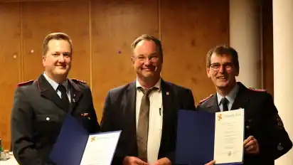 Stuhrs Bürgermeister Stephan Korte (Mitte) überreichte Michael Kalusche (rechts) und Christian Windhorst die Urkunden.