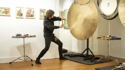 Für seine musikalische Performance hat Peter Heeren die Gongs jeweils den Planeten des Sonnensystems zugewiesen.