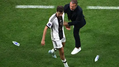 Bitteres Ende: Thomas Müller geht bei der WM in Katar frustriert vom Feld, Nationaltrainer Hansi Flick versucht, ihn noch zu erreichen.