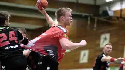 Zerreißprobe erst einmal bestanden: Die Handball-Spielgemeinschaft Delmenhorst (hier Tim Coors) gibt es über den 30. Juni hinaus.
