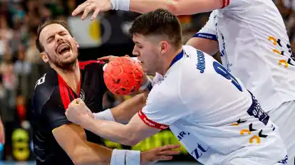 Deutschlands Kai Häfner (l) und Islands Elvar Örn Jonsson kämpfen um den Ball.
