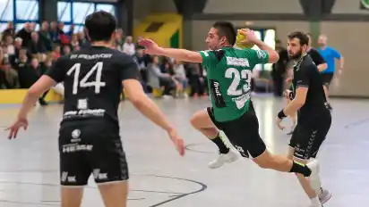 Andre Haake (beim Wurf) bleibt auch in der kommenden Saison Spielertrainer der TS Hoykenkamp.