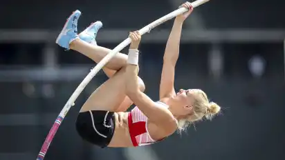 Endlich wieder Wettkampfluft statt Arzttermine: Friedelinde Petershofen überfliegt bei den deutschen Meisterschaft in Berlin 4,20 Meter.
