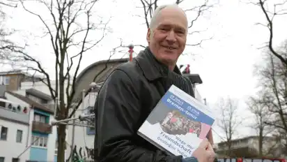 Andreas Heinrichs mit dem Buch zur 25-jährigen Städtepartnerschaft zwischen Bremen und Izmir.