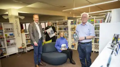 Freuen sich auf ein interessantes Veranstaltungsjahr 2023: Erster Stadtrat Thomas Kuchem (von links), Simone Stubbmann und Maren Kulissa von der Stadtbibliothek sowie Fördervereinsvorsitzender Ulrich Hoferichter.