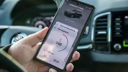Gerade vor einem Verkauf sollte man noch einmal checken, mit welchen Apps oder Diensten das Fahrzeug verbunden ist.