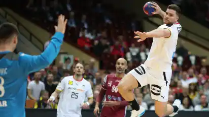 Johannes Golla (am Ball) und die deutschen Handballer haben ihr WM-Auftaktspiel gegen Katar gewonnen.