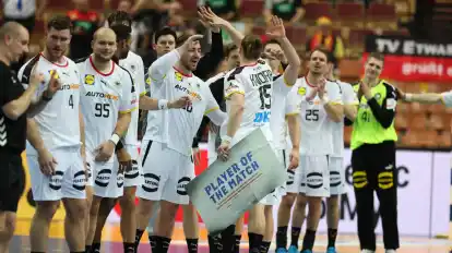 Die deutschen Handballer jubeln nach dem Sieg gegen Katar.