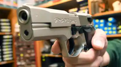 Eine Schreckschusspistole vom Typ Walther P88 Compact Kaliber 9mm PAK.