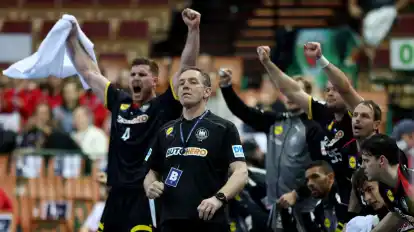 Deutschlands Trainer Alfred Gislason und sein Team bejubeln den Sieg gegen Serbien.