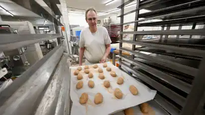 Die Bäckereien, das Foto zeigt Thomas Meyer in der Barnstorff-Backstube, müssen Wege finden, mit den hohen Energiepreisen zurecht zu kommen. Dabei gehen einige auch neue Kooperationen ein.