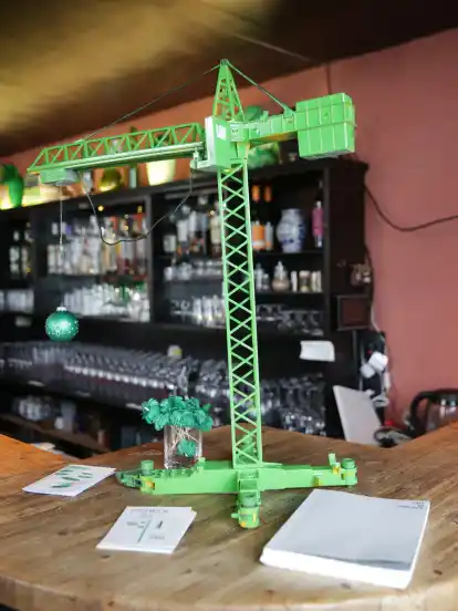 Hingucker in der Ausstellung: Grasgrüner Kran mit Werder-Kugel.