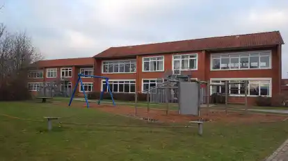 Einen oder beide Gebäudeblöcke der Eschhofschule möchte eine bunte Gruppe aus Ratsfraktionen vom Landkreis anmieten, um ab dem kommenden Schuljahr einen Jahrgang der Grundschule Lemwerder darin unterzubringen.