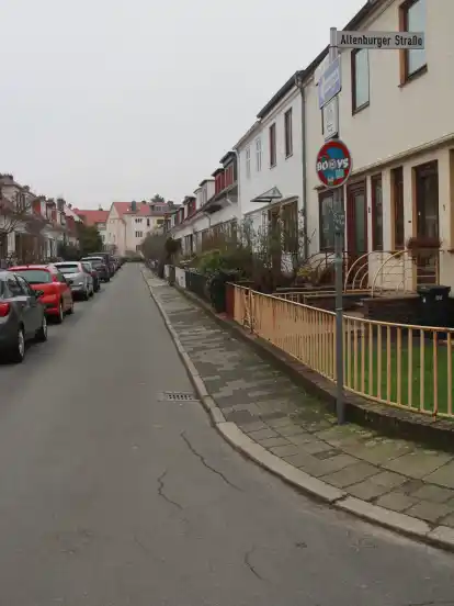 Die Oberhofer Straße gehört zu Bremens besonders schmalen Straßen. Das könnte beim Straßenneubau nach den Sanierungsarbeiten des Kanals zum Problem werden.