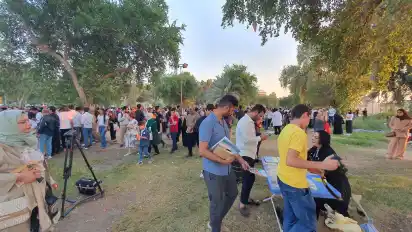 Zum Lesefest am Tigris strömen die Besucherinnen und Besucher, an den Ständen der Verlage ist jede Menge los.