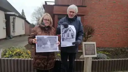 Bürgermeisterin Suse Laue und Stadtarchivar Hermann Greve weihen die Gedenktafel am Standort der ehemaligen Synagoge in Syke ein.