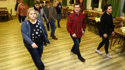 Ganz auf Linie: Die Maverick Line-Dancers um Steffen Gürlebeck (vorn Mitte) tanzen wieder.