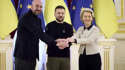 „Die EU wird Sie so lange wie nötig auf jede erdenkliche Weise unterstützen“, versprach Ratspräsident Charles Michel (links, hier zusammen mit dem ukrainischen Präsidenten Wolodymyr Selenskyj und EU-Kommissionschefin Ursula von der Leyen) zum Abschluss eines EU-Ukraine-Gipfels.
