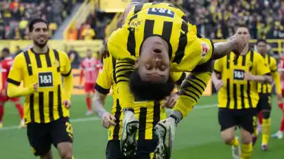 Dortmunds Karim Adeyemi jubelt über seinen Treffer zum 2:1.