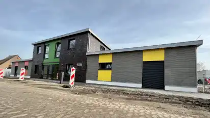 Modern mit knalligen Farbakzenten: Der Anbau der Kita an der Jahnstraße ist weitgehend bezugsfertig.