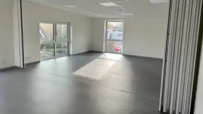 Noch sieht der große Besprechungsraum im ersten Stockwerk recht kahl aus. Nach und nach soll nun auch das Mobiliar folgen.