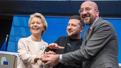 Demonstration der Einigkeit: EU-Kommissionschefin Ursula von der Leyen, der ukrainische Präsident Wolodymyr Selenskyj und Charles Michel, Präsident des Europäischen Rates.