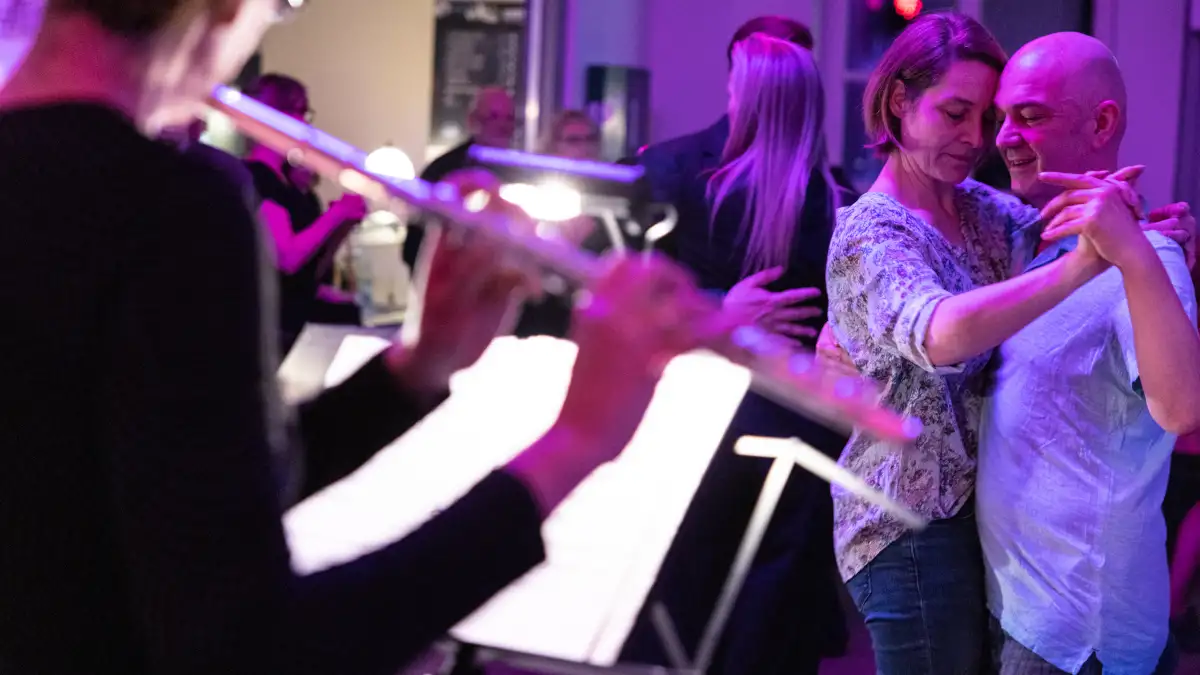 Bassum Tangotanzen im Bahnhof kommt gut an