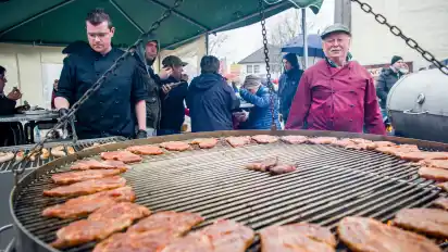 Angrillen in Osterholz-Scharmbeck (Archivbild): Bei dem Event mit verkaufsoffenem Sonntag sollen am 5. März auch Vegetarier auf ihre Kosten kommen, versprechen die Veranstalter